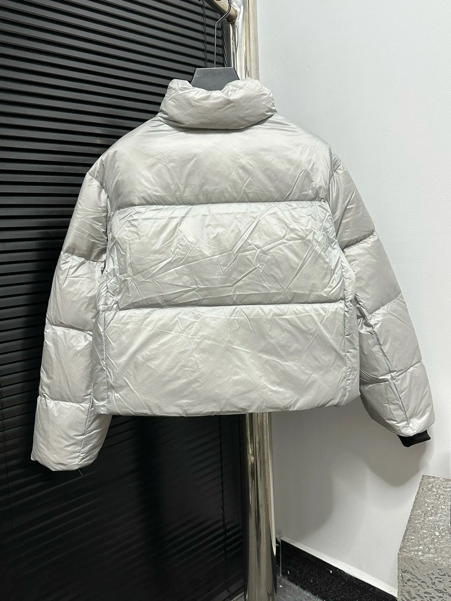 P720 [CANADA GOOSE] Cypress Women's Short Down Jacket 2256W The down collar enhances warmth and can better withstand bad weather. The short hem has an internal drawstring to adjust the tightness and block the cold wind. Embedded cuffs improve comfort and lock in heat. Dropped shoulder design and articulated sleeves allow for a good range of movement. Two external pockets: zippered hand pockets. ·Three interior pockets: two mesh drop-in pockets and one zippered pocket! Size: XS S M Color: Black Birch